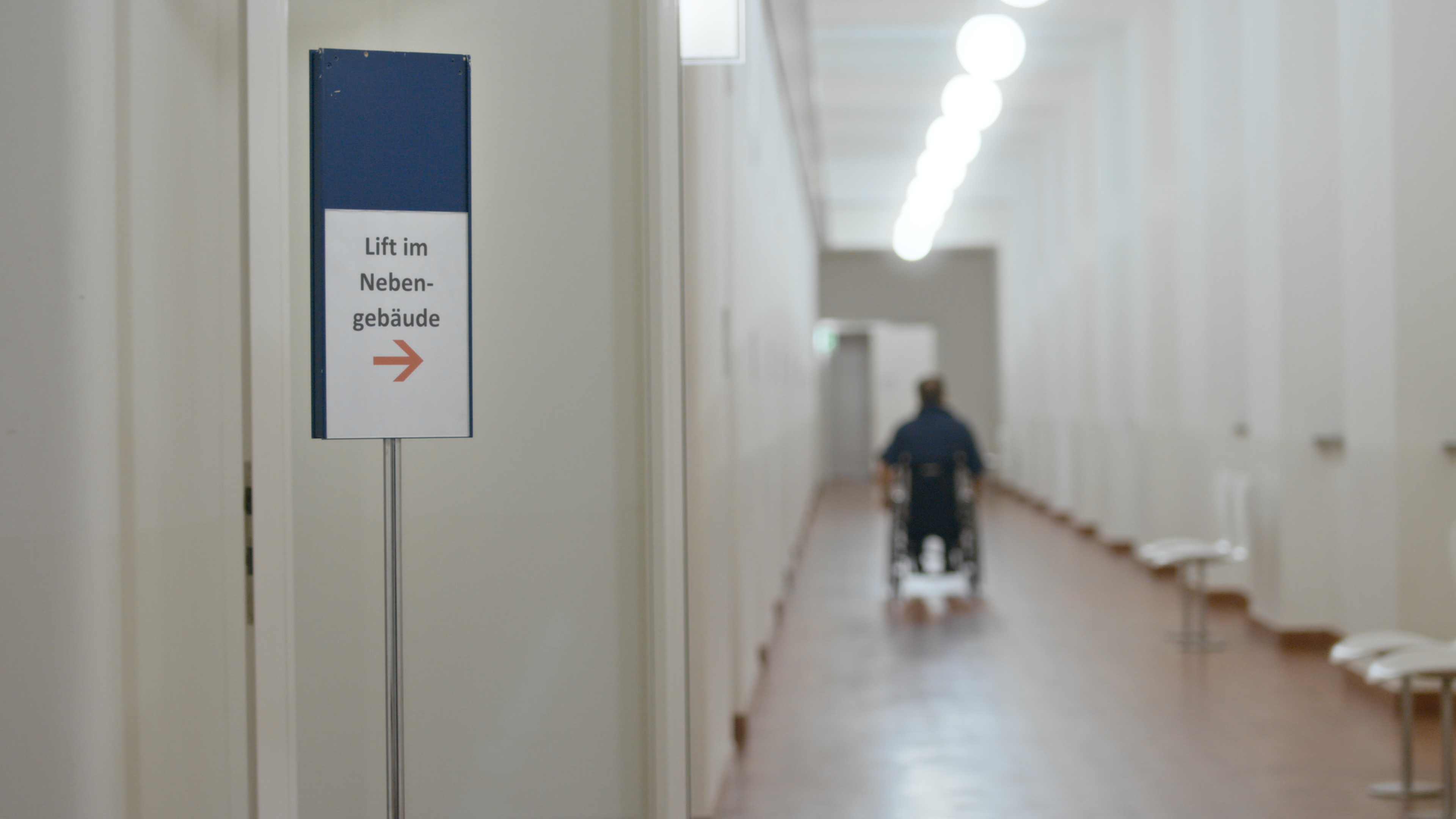 Lift im Nebengebäude Schild